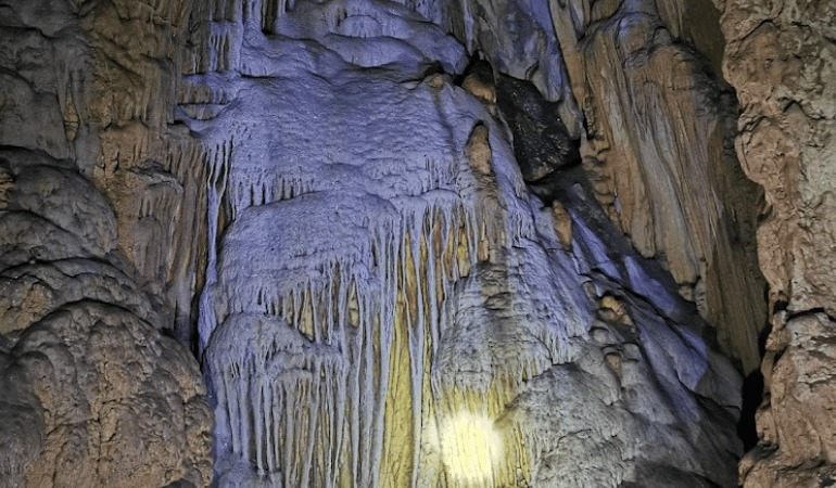 Cavernas de Leo
